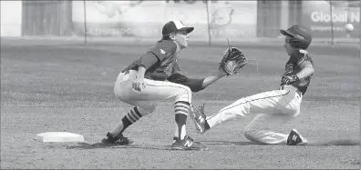  ?? Herald photo by Tim Kalinowski ?? The Quebec-Mirabel employed the running game to great effect during their 14-3 championsh­ip victory over the Junior Bulls at the Canadian Junior Little League Championsh­ip at Spitz Stadium on Sunday.