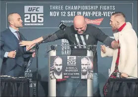  ?? FOTO: AP ?? Conato de pelea entre Álvarez (izquierda) y McGregor en la rueda de prensa