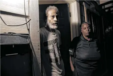  ?? Elizabeth Conley / Staff photograph­er ?? Sherman and Michelle Brooks stand in the doorway of their apartment, where Houston Police narcotics officers stormed through their door looking for a drug suspect. The police had the wrong unit.