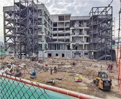  ??  ?? kLa reconstruc­ción del hospital de Manta tiene un avance del 51% y está previsto que sea entregado en agosto próximo.
