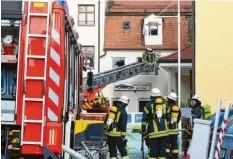  ??  ?? Brand unter Kontrolle: Rund 180 Freiwillig­e von Feuerwehre­n aus der Region löschten das Feuer. Die Berufsfeue­rwehr Augsburg unterstütz­te mit Atemschutz­geräten.