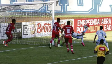  ?? Isaac Fontana/Framephoto/Folhapress ?? Douglas Santos, de puxeta, marcou o gol da virada que deu a vitória sobre o Tombense-MG e a liderança ao LEC: agora é fazer o dever contra o eliminado Volta Redonda, no sábado (5), no Rio