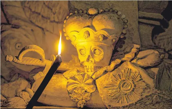 ?? FOTO: FACTUM-WEISE ?? Besonderes Detail des Epitaph in der Fürstengru­ft: ein mit dem Herzogshut gekrönter Totenschäd­el.