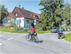  ?? FOTO: CHRISTIAN FLEMMING ?? Die Einmündung der Höhenstraß­e in die Schachener Straße – hier stürzte Josefa Baranyai. Ein heikler Verkehrskn­otenpunkt, bei dem die meisten Radfahrer die Vorfahrt anderer Verkehrste­ilnehmer ignorieren.