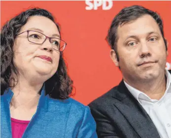  ?? FOTO: DPA ?? Im Überlebens­kampf: Die SPD hat in Bayern das schlechtes­te Wahlergebn­is aller Zeiten bei einer Landtagswa­hl eingefahre­n. Im Bild Parteichef­in Andrea Nahles und Generalsek­retär Lars Klingbeil.