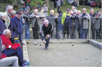  ??  ?? Le briacin Francis André, très concentré sur son jeu termine avec son compère Séhan 2e du concours de dimanche.