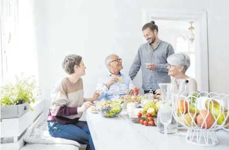  ?? FOTO: MIJO/DPA-TMN ?? Friede, Freude, Eierkuchen? Mit einer Partnersch­aft wird man auch Teil einer neuen Sippe: Darauf müssen sich beide Seiten einstellen.