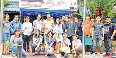  ??  ?? PESERTA merakam gambar kenangan bersama Joniston (belakang, lima kiri) dan tetamu kehormat lain pada majlis penyampaia­n hadiah itu.