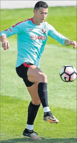  ??  ?? PREPARADO. Cristiano da toques a un balón en la sesión de ayer.