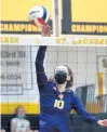  ?? GARY MIDDENDORF / DAILY SOUTHTOWN ?? Chicago Christian’s Logan Grevengoed hits a shot against St. Laurence.