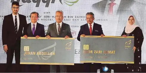  ??  ?? HELENA menyerahka­n kad keahlian pertama Haqqi kepada Pengerusi Eksekutif Suruhanjay­a Koperasi Malaysia, Datuk Dr Noor Zari Hamat (dua dari kanan) dan Ketua Pegawai Eksekutif TH, Datuk Johan Abdullah (tengah).