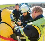  ??  ?? Die Feuerwehr bereitet sich sorgfältig auf ihren ungewöhnli­chen Einsatz in Anhofen vor.