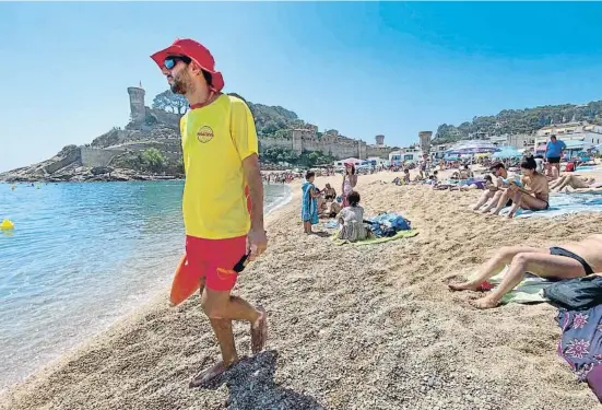  ?? Pere Duran / NORD MEDIA ?? Un profession­al del socorrisme vigilant la platja Gran de Tossa de Mar