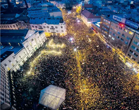  ??  ?? Der Platz des Slowakisch­en Nationalau­fstands in Bratislava, kurz SNP genannt, war auch vergangene­n Freitag wieder Schauplatz massiver Proteste.