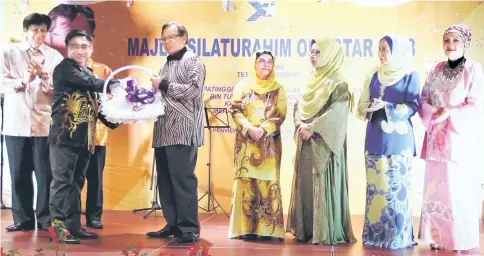  ?? — Photo by Agnes Tugong ?? Malike (second left) presents a memento to Abang Johari. Next to the Chief Minister is Juma’ani.