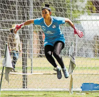  ?? / @CLUBPUEBLA­FEM ?? Evelyn Torres peleará por ser la custodia del arco blanquiazu­l con Karla Morales