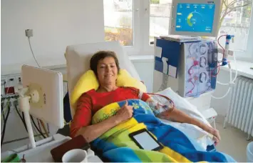  ?? Archivfoto­s: Alf Geiger ?? Dreimal in der Woche muss Nicole Andree an das Dialyseger­ät angeschlos­sen werden – ohne die Maschine zur Blutreinig­ung wäre die 59-Jährige längst gestorben. Sie wartet seit sieben Jahren vergeblich auf eine Spendernie­re.