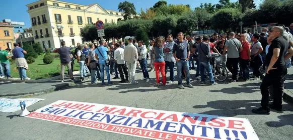  ??  ?? In piazza
Un sit-in dei mesi scorsi quando i licenziame­nti previsti erano addirittur­a 540