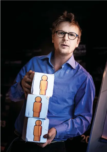  ?? FOTO: CATA PORTIN ?? ■ Oskar Pöystis monolog om Hans Rosling är en kombinatio­n av ståupp och föreläsnin­g. Klossarna är rekvisita.