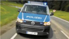  ?? FOTO: PETER HAGEN ?? Ein Polizeiwag­en mit eingeschal­tetem Blaulicht.