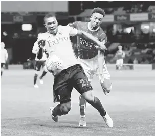  ?? — Gambar Reuters ?? AKSI LASAK: Pemain Watford, Christian Kabasele (depan) tersungkur selepas diterjah dari belakang oleh pemian Bristol, Freddie Hinds ketika bersaing pada perlawanan Piala Liga Inggeris di Watford, England pada Selasa lepas.