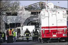  ?? SANCHEZ / AP MARCIO JOSE ?? Emergency crews stage recovery efforts at the site of a warehouse fire Tuesday in Oakland, Calif.