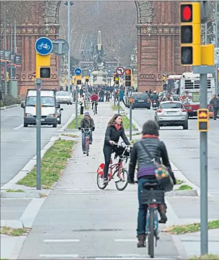  ?? ROSER VILALLONGA / ARCHIVO ?? Carril bici bidireccio­nal del paseo Sant Joan, entre Gran Via y Arc de Triomf