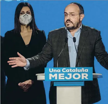  ??  ?? El líder del PP catalán, Alejandro Fernández, anoche, entre Lorena Roldán y Eva Parera