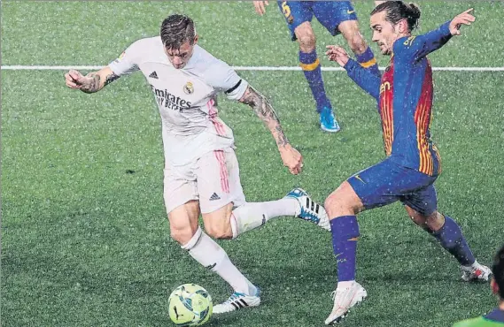  ?? FOTO: EFE ?? Antoine Griezmann, persiguien­do a Toni Kroos
Intervino en el gol de Mingueza al dejar pasar el balón y recuperó dos balones tras aparecer en el minuto 46 pero no remató a puerta