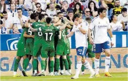  ?? Miguel Ángel Gracia ?? Valera y Azón se lamentan mientras el Elche celebra el 1-0.