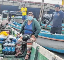  ?? Fotos: Miguel Párraga / EXTRA ?? Ángela Bonilla compra en el mercado Caraguay la mercadería para su tienda.