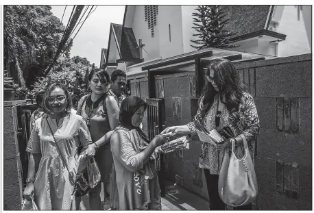  ?? The New York Times/KEMAL JUFRI ?? A Muslim woman sells tissue outside the entrance to St. Paul’s, a Christian church in Jakarta, Indonesia. Despite fears of “Islamizati­on” in Indonesia, the country’s small but influentia­l Christian population has generally friendly relations with...