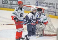  ?? FOTO: PRIVAT ?? Axel Bopp ( rechts) und der EV Ravensburg hatten in der Schüler- Bundesliga mit Peiting keine Probleme.