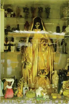  ?? Fotos: dpa/Jenny Barke ?? Altar der »Santa Muerte«