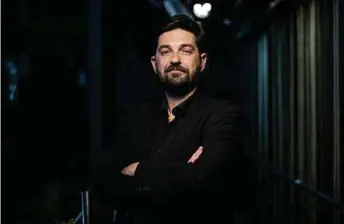  ?? (FILIPE FERREIRA POUR LE TEMPS) ?? Tiago Rodrigues, 40 ans, dirige à Lisbonne le Teatro nacional D. Maria II, où il privilégie des auteurs d’aujourd’hui. Lui-même est passé maître dans l’art d’écrire ses pièces au fil des répétition­s.