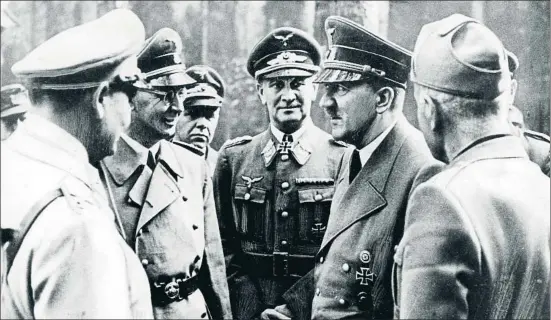  ?? PRINT COLLECTOR / GETTY ?? Cumbre nazi en 1944: Goering, Himmler, Loerzer, Hitler y Mussolini