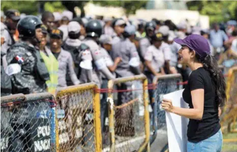  ??  ?? La joven Elizabeth Guzmán Chomalí de Grasso, hija del autor de este trabajo, protesta ante la JCE.