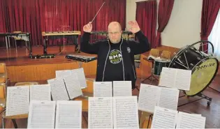  ?? [E. C.] ?? El clarinetis­ta J. Alberto García Medraño dirige la banda y el conservato­rio de la localidad arzuana