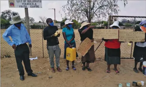  ??  ?? Residents from other parts of Bulawayo’s high-density suburbs staged a protest at Vulindlela Youth Centre in Mpopoma on Saturday after the local authority locked it, denying residents access to water