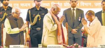  ?? SUBHANKAR CHAKRABORT­Y/HT ?? ▪ President Ram Nath Kovind being welcomed by chief minister Yogi Adityanath as Governor Ram Naik looks on, at the ‘ODOP Summit’, in Lucknow on Friday.