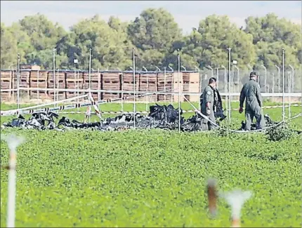  ?? HEINO KALIS / REUTERS ?? Restos del avión accidentad­o cuando se preparaba para aterrizar en la base de Los Llanos (Albacete)