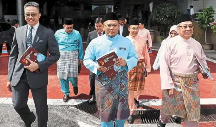  ?? — KK Sham/the Star ?? Big day: amirudin (centre) on the way to table the state budget with investment, industry and trade, small and medium industries committee chairman datuk teng Chang Khim (left) and State Secretary datuk Haris Kasim.