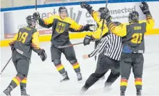  ?? FOTO: DEB/BENEDIKT SIEGERT ?? Die deutsche U20-Nationalma­nnschaft um Taro Jentzsch, Justin Schütz, Dennis Lobach und Moritz Seider (von links) hat auch Weißrussla­nd bezwungen und steht kurz vor dem Aufstieg.