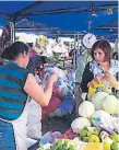  ??  ?? OFERTA. Puestos de verduras en un mercado capitalino.