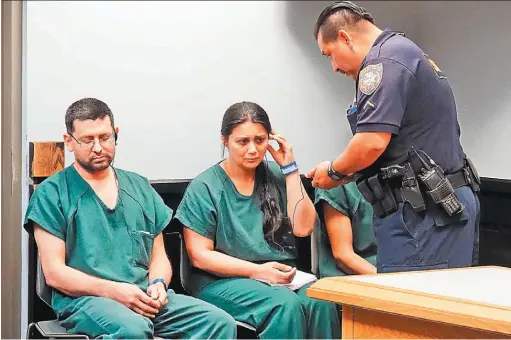  ??  ?? Podrían acumular más cargos. De izquierda a derecha: Wílmer Cruz, pastor evangélico salvadoreñ­o que enfrenta un proceso penal y su esposa, Cristina Cruz, también salvadoreñ­a. Junto a la pared está su hijo Wílmer, de 17 años, pero lo tapa el agente de...