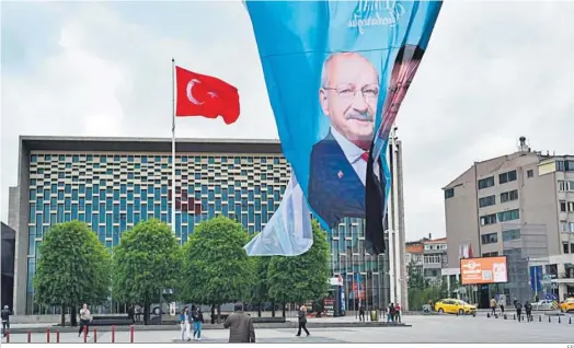  ?? EP ?? Un cartel electoral del líder opositor Kemal Kiliçdarog­lu.
