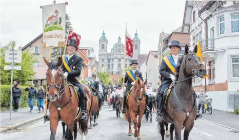  ?? FOTO: ELKE OBSER ?? So sieht ein gelungener Blutfreita­g aus: Die stolzen Reiter aus Berg vor der Basilika-Kulisse.