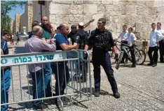 ?? Foto: Oded Balilty, dpa ?? Nach den Schießerei­en zwischen der Polizei und palästinen­sischen Angreifern wurde der Tempelberg großräumig abgeriegel­t.