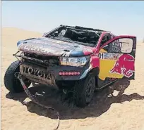  ??  ?? Así quedó el Toyota de Nasser Al-Attiyah después de las varias vueltas de campana que dio en el raid de Abu Dhabi. Calleja lo remolcó