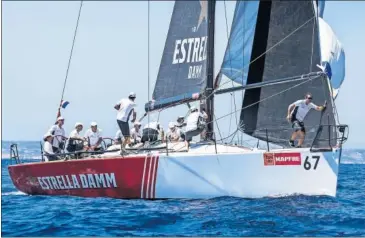  ??  ?? LÍDERES. El Estrella Damm durante la primera jornada de competició­n en la bahía de Palma.